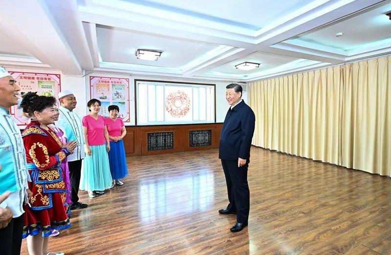 △2024年6月19日，寧夏銀川市金鳳區(qū)長城花園社區(qū)活動(dòng)室，習(xí)近平總書記同社區(qū)居民親切交流。