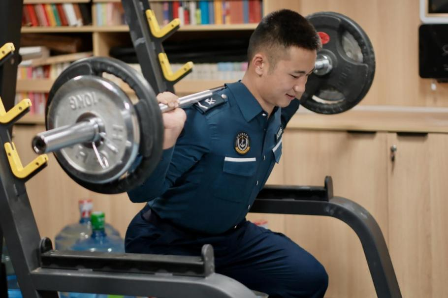 1月23日，在中國(guó)海警海鷗艦上，執(zhí)法員在值守間隙鍛煉身體。