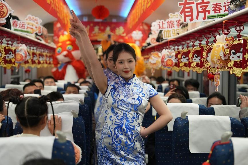 列車乘務(wù)員身穿青花瓷元素服飾表演節(jié)目。人民網(wǎng) 歐陽易佳攝