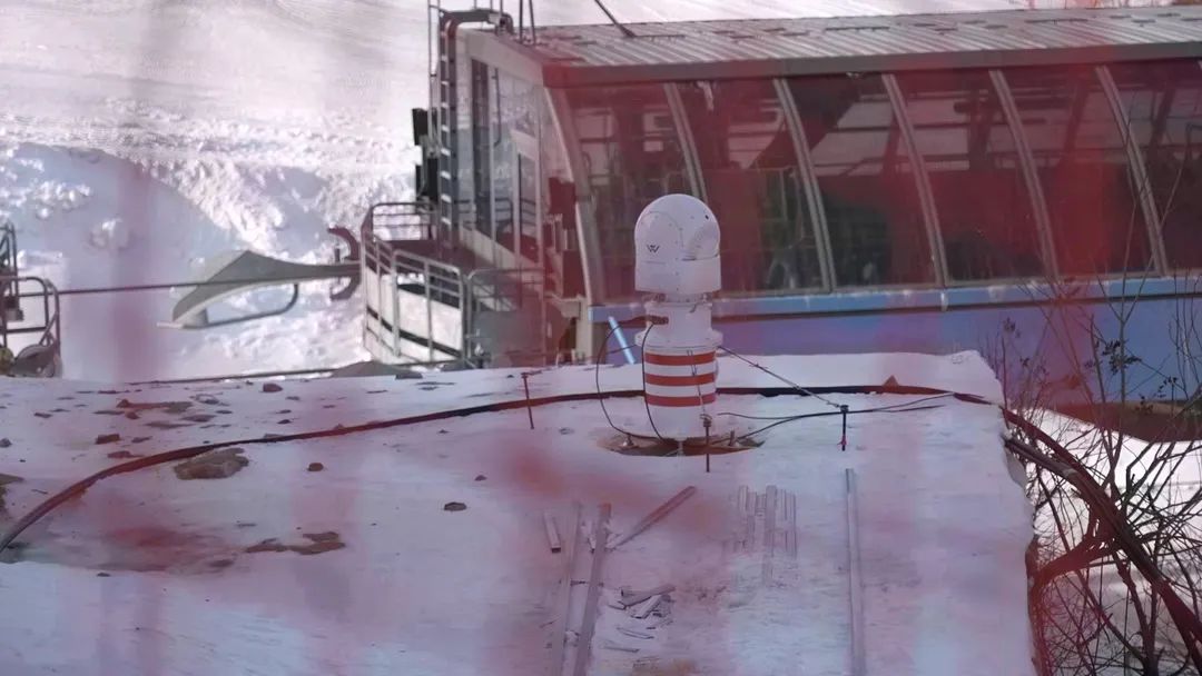 設(shè)在坡面障礙技巧和大跳臺(tái)雪道旁的激光測(cè)風(fēng)雷達(dá)。氣象部門(mén)供圖