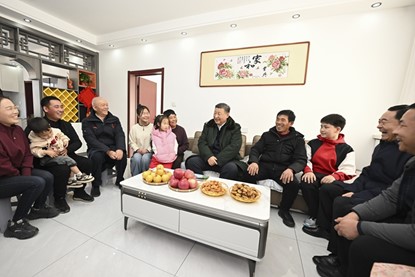 1月22日至24日，中共中央總書記、國(guó)家主席、中央軍委主席習(xí)近平冒著嚴(yán)寒來(lái)到遼寧，看望慰問(wèn)基層干部群眾。這是22日下午，習(xí)近平在葫蘆島市綏中縣明水滿族鄉(xiāng)祝家溝村考察時(shí)，同村民王寶維一家圍坐一起拉家常。新華社記者 謝環(huán)馳 攝