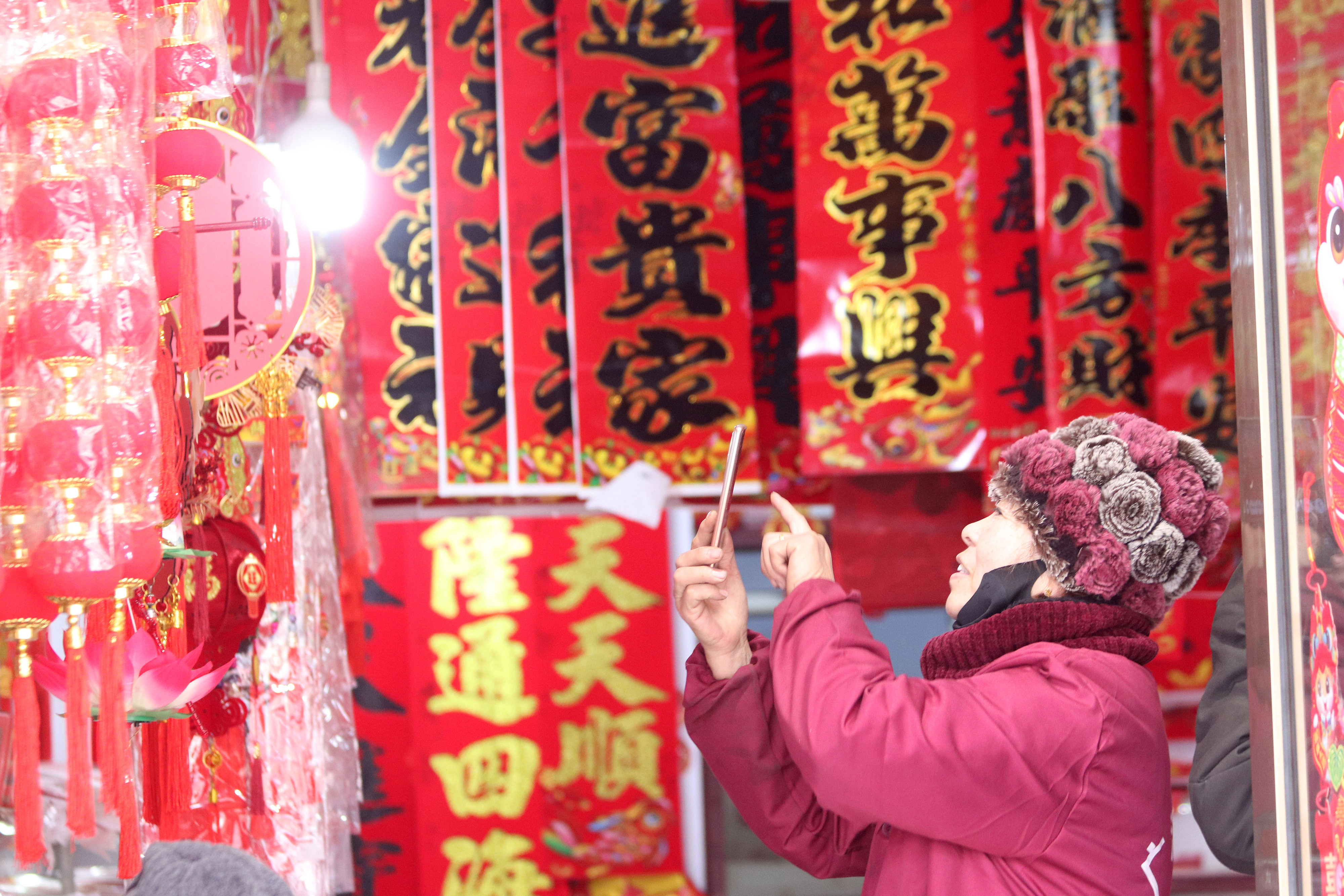 2025年1月5日，在山東省高密市夏莊鎮(zhèn)東李家村，商戶通過手機在網(wǎng)上推銷新春飾品。