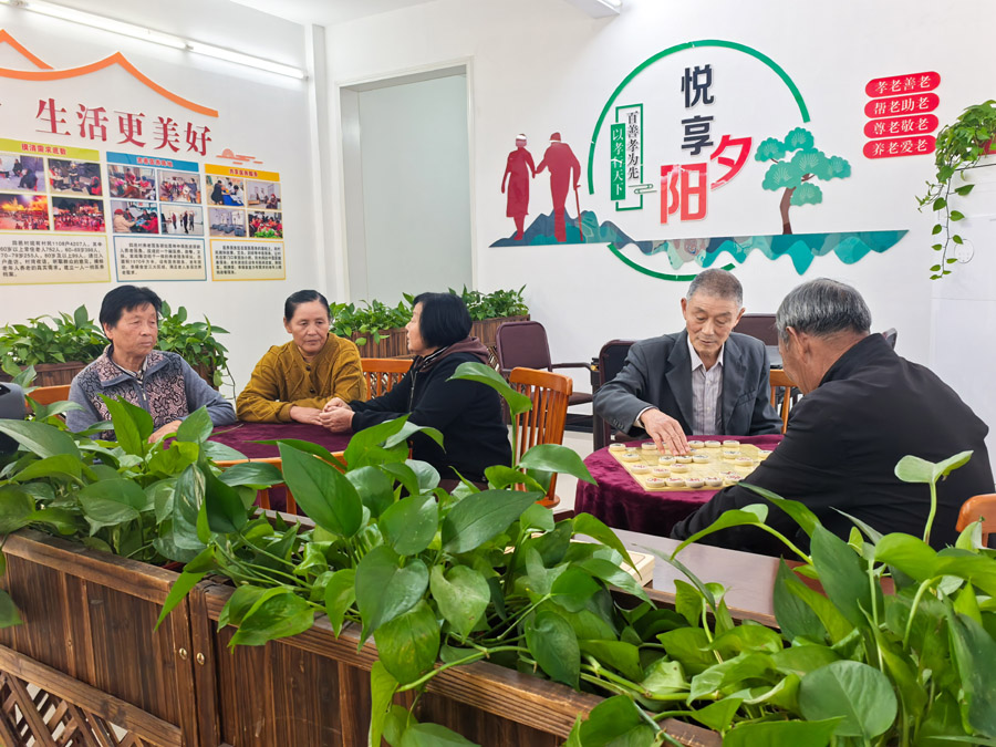 圖為湖北省咸寧市嘉魚縣潘家灣鎮(zhèn)四邑村養(yǎng)老服務(wù)驛站一角（2024年11月5日攝）。新華社記者 肖藝九 攝