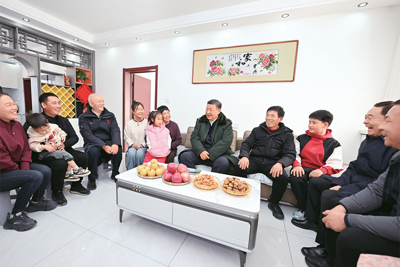 2025年1月22日至24日，中共中央總書記、國(guó)家主席、中央軍委主席習(xí)近平冒著嚴(yán)寒來到遼寧，看望慰問基層干部群眾。這是22日下午，習(xí)近平在葫蘆島市綏中縣明水滿族鄉(xiāng)祝家溝村考察時(shí)，同村民王寶維一家圍坐一起拉家常。 新華社記者 謝環(huán)馳/攝