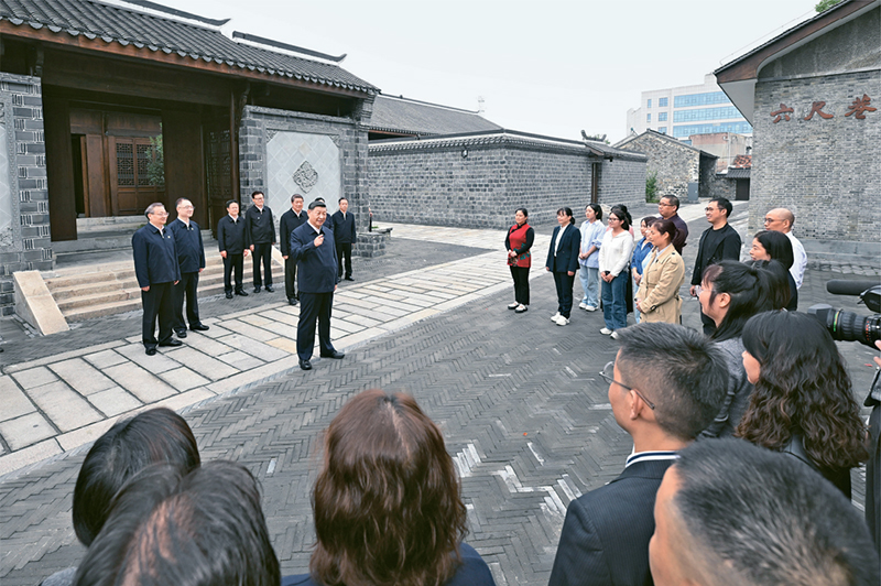 2024年10月17日至18日，中共中央總書記、國(guó)家主席、中央軍委主席習(xí)近平在安徽考察。這是17日下午，習(xí)近平在安慶桐城市六尺巷考察時(shí)，同當(dāng)?shù)鼐用窈陀慰陀H切交流。 新華社記者 申宏/攝