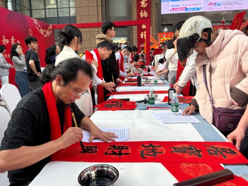 活動(dòng)現(xiàn)場(chǎng)贈(zèng)送春聯(lián)和福字。人民網(wǎng) 陳葉欣攝