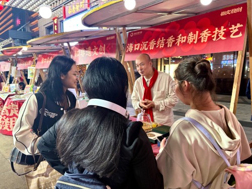 魏希望在非遺集市上介紹沉香。人民網(wǎng) 陳葉欣攝