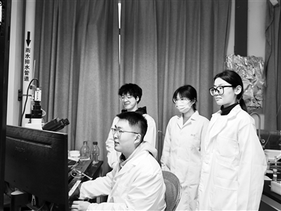 西安交通大學(xué)教授王昌河團(tuán)隊(duì)在進(jìn)行多巴胺分泌電化學(xué)檢測。受訪者供圖