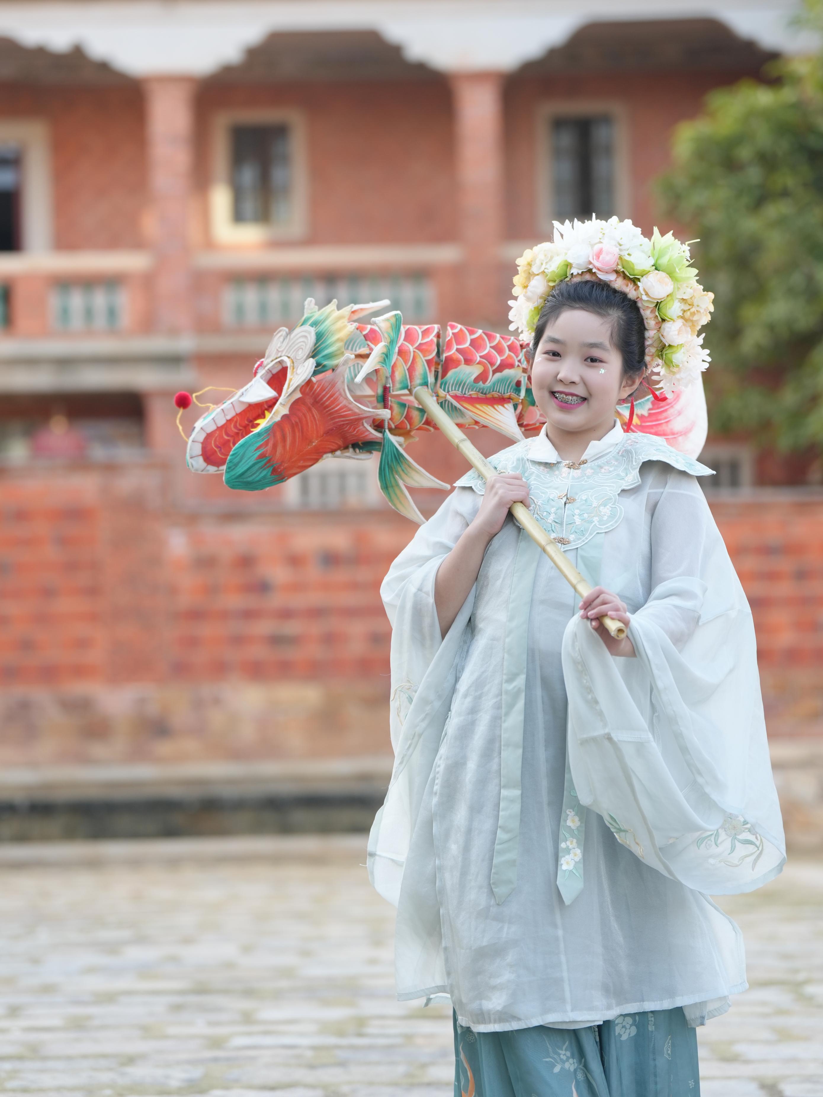 在泉州，沈女士為女兒拍下頭戴簪花的照片。受訪者供圖