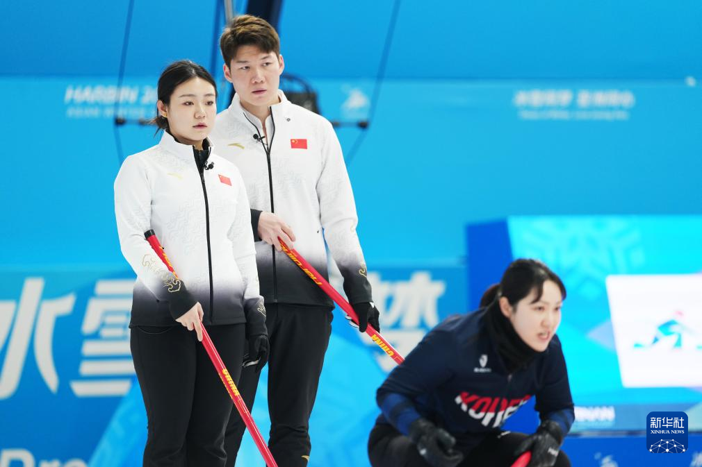 2月6日，中國(guó)隊(duì)選手王智宇（中）、韓雨（左）在比賽中。新華社記者 王松 攝
