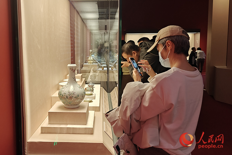 觀眾正在中國國家博物館參觀展覽。人民網(wǎng)記者 韋衍行攝