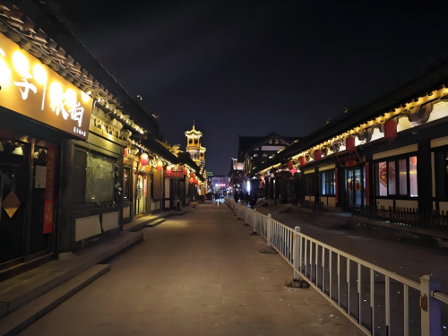 道歉公告發(fā)布后，夜晚10時(shí)的古城。人民網(wǎng)記者 黃鈺攝