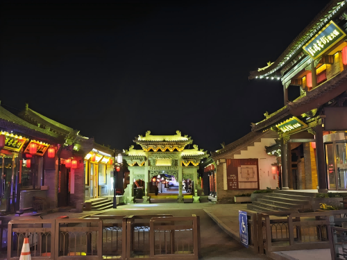 道歉公告發(fā)布后，凌晨5時(shí)的古城。人民網(wǎng)記者 黃鈺攝