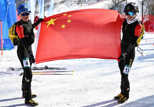 2月9日，中國隊選手次旦玉珍（左）與隊友于婧萱慶祝勝利。新華社記者 謝劍飛攝