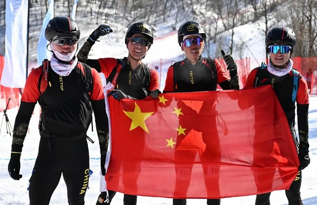 2月9日，包攬滑雪登山男子短距離前四名的中國隊選手賽后慶祝。新華社記者 謝劍飛攝