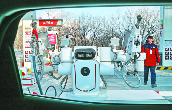智能加油機(jī)器人在加能站工作。受訪者供圖