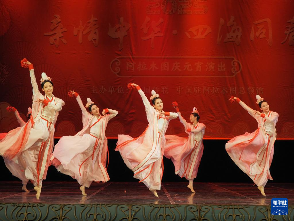 2月11日，在哈薩克斯坦阿拉木圖的阿拜國(guó)家歌劇和芭蕾舞劇院，中國(guó)演員表演舞蹈《元日霓裳》。新華社記者 趙宇 攝