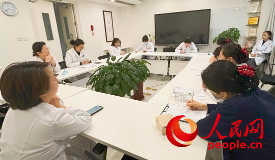 交班會上，海淀醫(yī)院安寧療護團隊討論患者和家屬需求。人民網(wǎng)記者 金慧慧攝