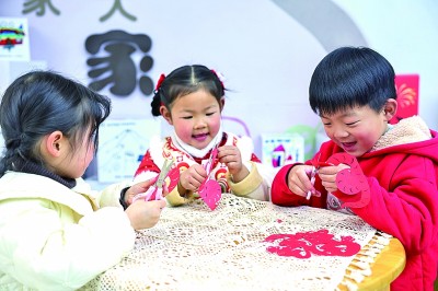 圖為孩子們?cè)诶蠋熤笇?dǎo)下制作蛇年主題剪紙。 新華社記者 徐昱攝