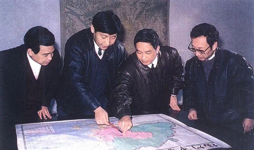 1991年12月，習近平與同事討論福州市戰(zhàn)略規(guī)劃設想。（圖源：《習近平在福州》）