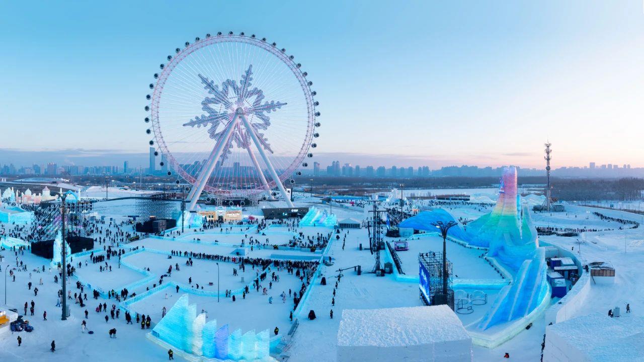 △哈爾濱冰雪大世界吸引游客前來打卡。
