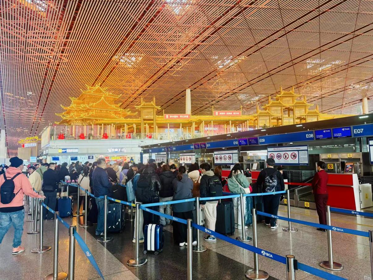 旅客在首都機場值機柜臺辦理乘機手續(xù)。人民網記者 喬雪峰攝