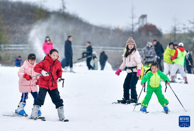 2月23日，滑雪愛好者在貴陽市高坡云頂滑雪場滑雪。新華社記者 楊文斌攝
