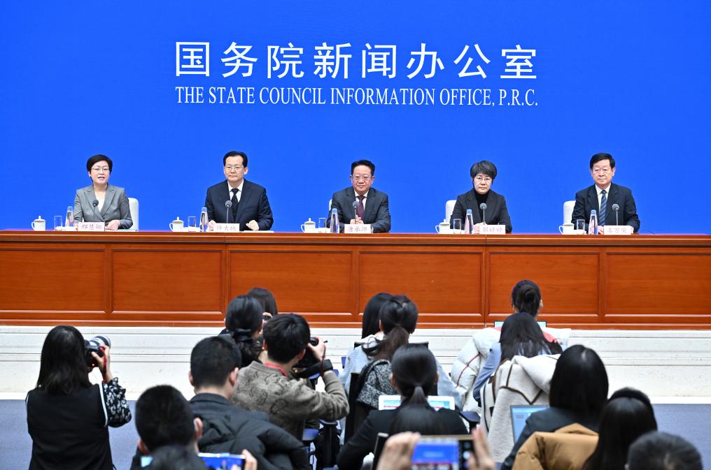 2月28日，國務(wù)院新聞辦公室在北京舉行國務(wù)院政策例行吹風(fēng)會，民政部副部長唐承沛、財(cái)政部副部長郭婷婷、自然資源部副部長許大純、住房城鄉(xiāng)建設(shè)部副部長姜萬榮和國務(wù)院新聞辦公室新聞發(fā)言人介紹2024年國務(wù)院部門辦理全國人大代表建議和全國政協(xié)提案工作有關(guān)情況，并答記者問。新華社記者 李鑫 攝