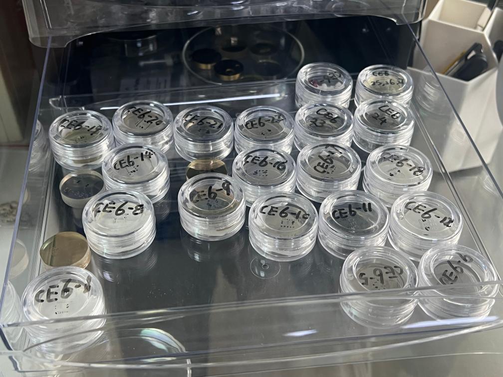 包含嫦娥六號(hào)樣品的樹脂靶。新華社記者 溫競(jìng)?cè)A 攝