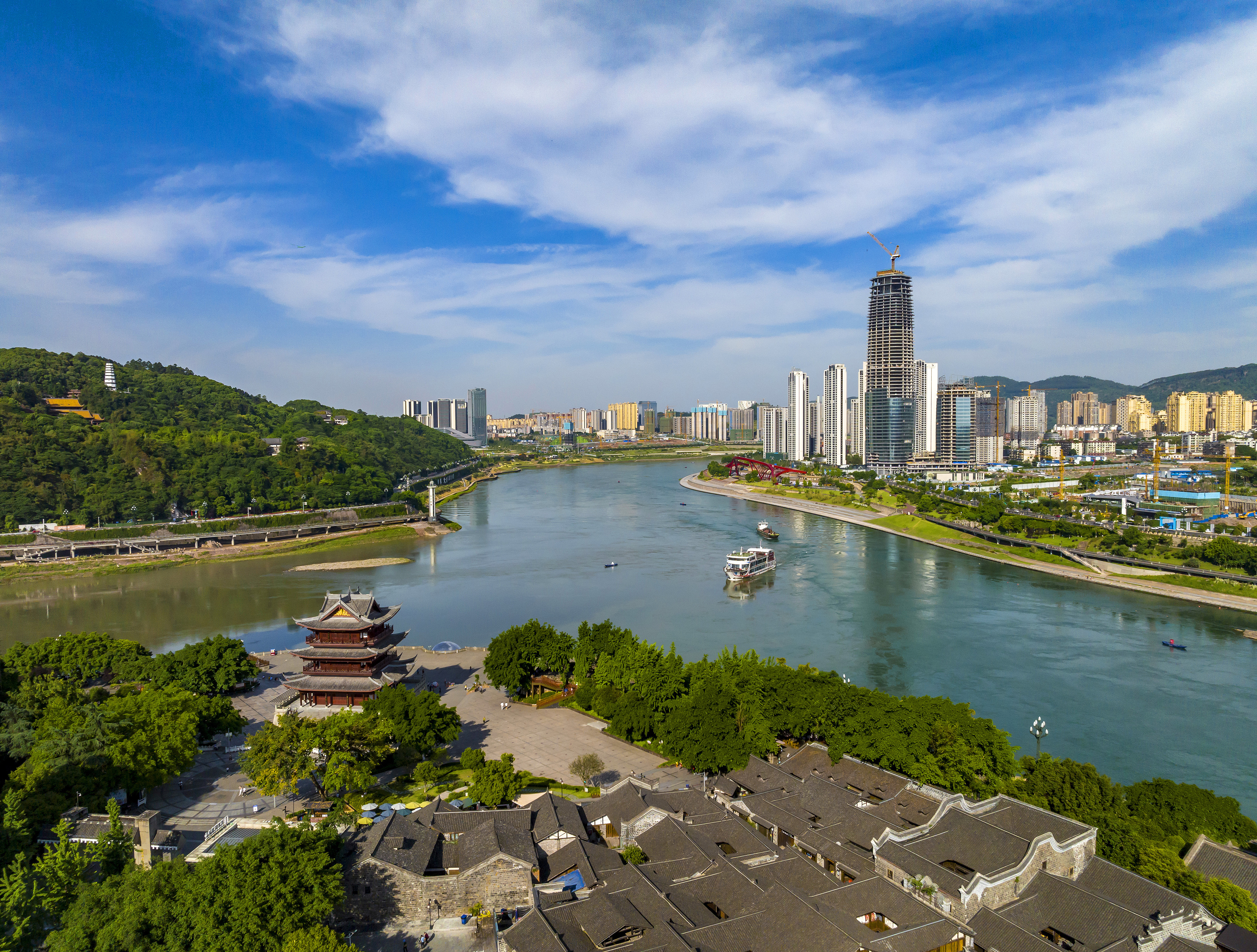 “長江首城”四川宜賓，經(jīng)過長江生態(tài)綜合治理后的三江交匯處風光。