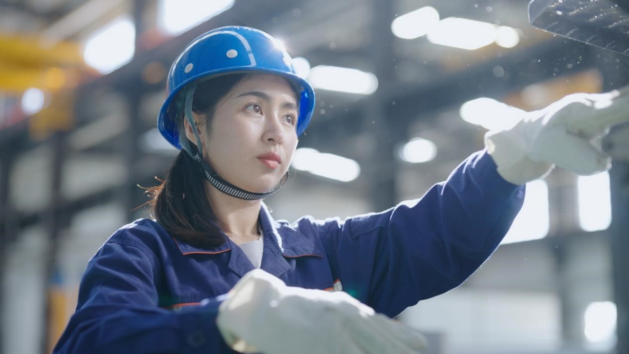 老中鐵路有限公司萬象運(yùn)營管理中心機(jī)輛車間希達(dá)在工作中。老中鐵路有限公司供圖