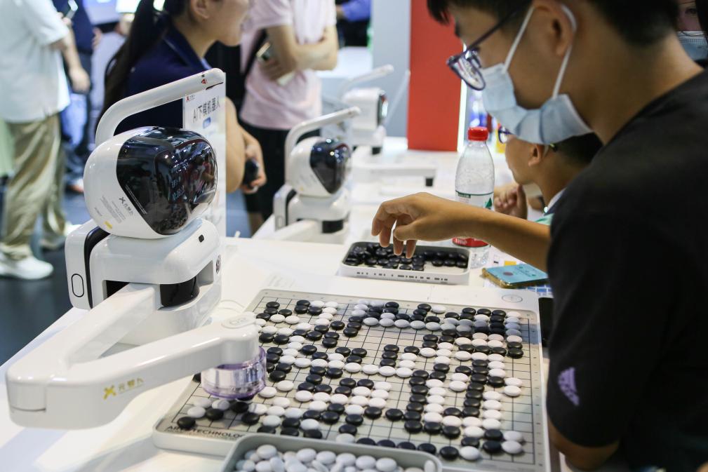 2023年7月7日，元蘿卜AI下棋機(jī)器人與觀眾對弈。2023年7月6日至8日，2023世界人工智能大會在上海舉行。新華社記者 辛夢晨 攝