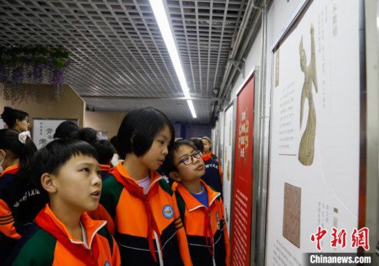 圖為學(xué)生參觀青海省博物館“1+3”主題流動展覽，了解木舞俑。中新社記者 馬銘言 攝