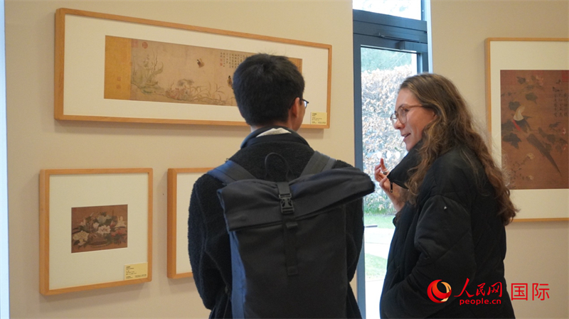 劍橋大學(xué)學(xué)者參觀宋畫特展。人民網(wǎng) 徐量攝