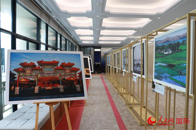 “遇見”攝影展現(xiàn)場。朱瀟逸攝