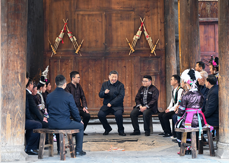2025年3月17日，習(xí)近平總書(shū)記在貴州黔東南州黎平縣肇興侗寨考察時(shí)，在信團(tuán)鼓樓同村干部和村民代表圍坐在火塘邊，共話鄉(xiāng)村全面振興。
