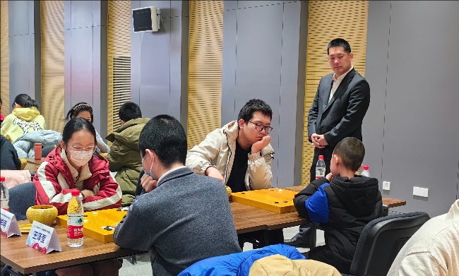 常昊觀戰(zhàn)年輕棋手們比賽。人民網(wǎng)記者 李乃妍攝