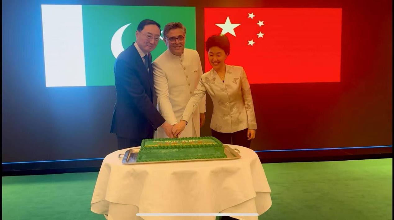 外交部副部長(zhǎng)孫衛(wèi)東（左）、巴基斯坦駐華大使卡里爾·哈什米（中）、中聯(lián)部副部長(zhǎng)孫海燕（右）共切蛋糕。巴基斯坦駐華大使館供圖