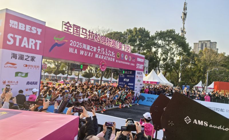 參賽選手沖出起跑線。 人民網(wǎng)記者 楊磊攝