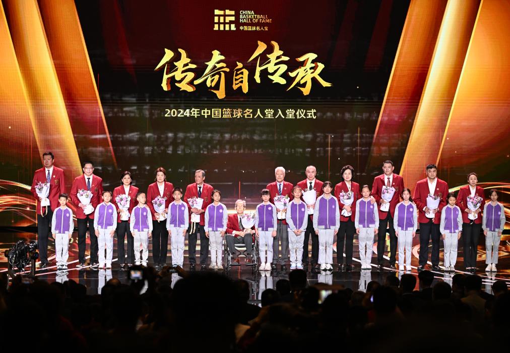3月23日，在場的各屆中國籃球名人堂入堂人物在入堂儀式上合影留念。新華社記者 陳鐘昊 攝