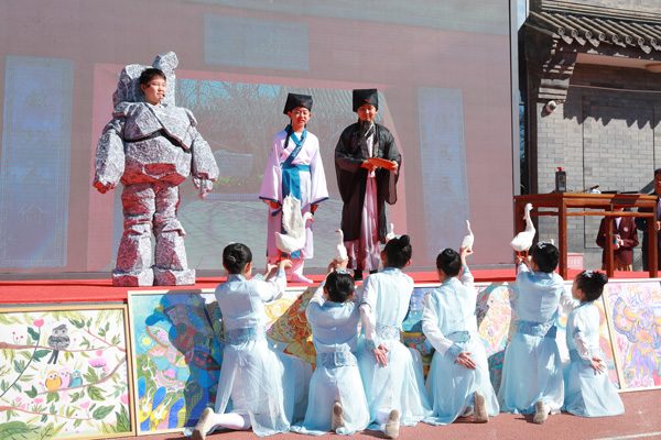 展覽開幕式上，府學(xué)學(xué)子上演情景劇《鵝池》。府學(xué)胡同小學(xué)供圖