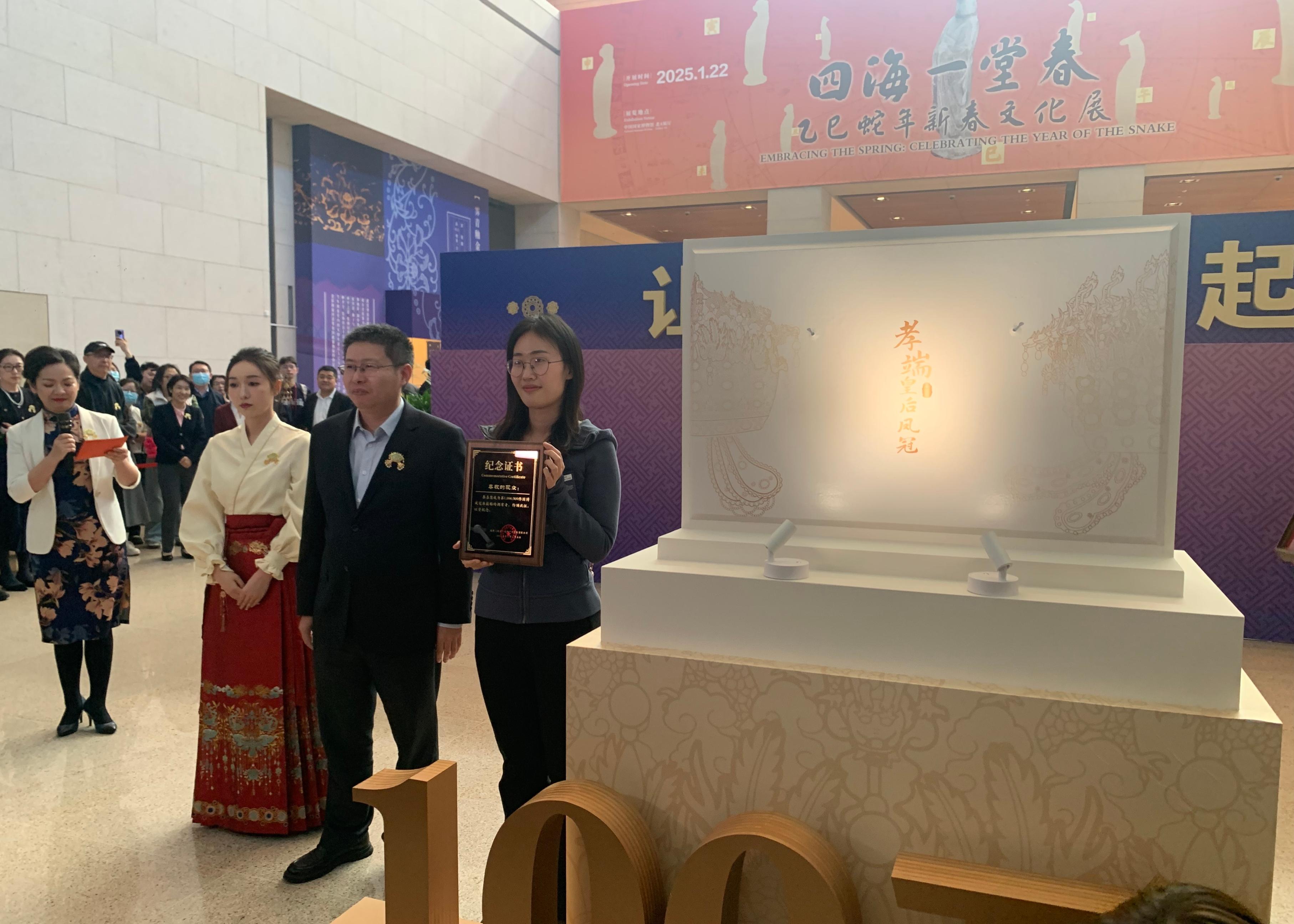 國博文創(chuàng)團(tuán)隊(duì)精心準(zhǔn)備了“紀(jì)念款鳳冠冰箱貼”和紀(jì)念證書贈送給第100萬件鳳冠冰箱貼的購買者。人民網(wǎng)記者 劉穎穎攝