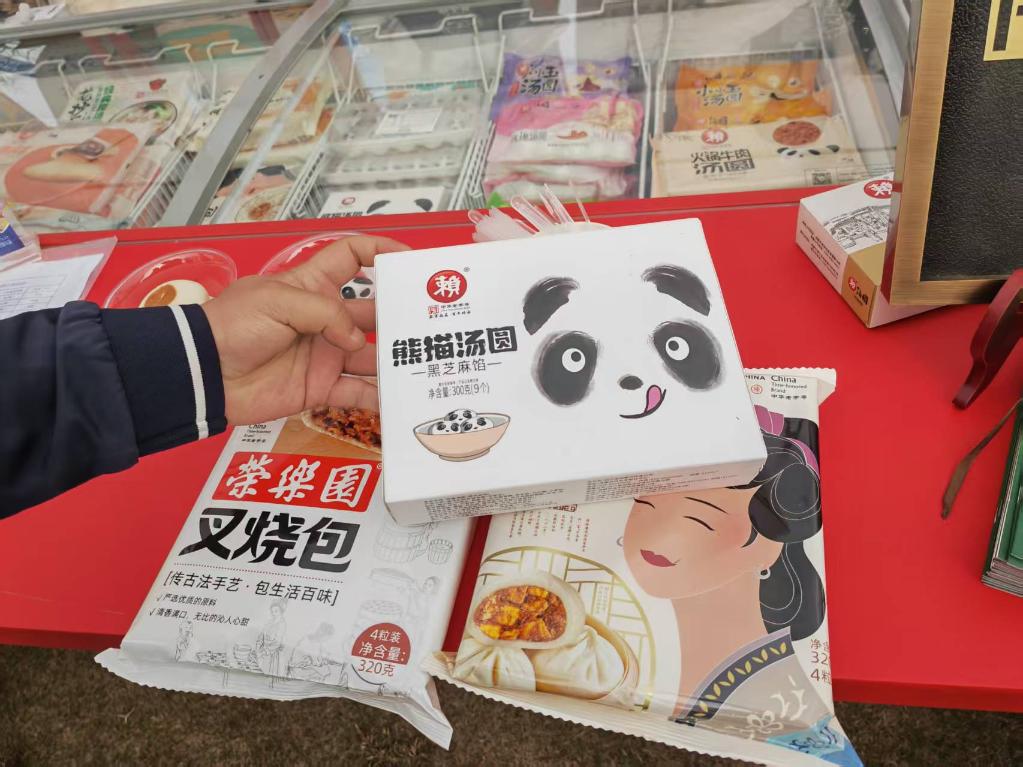 賴湯圓推出的新品熊貓湯圓（3月21日攝）。新華社記者 張海磊 攝