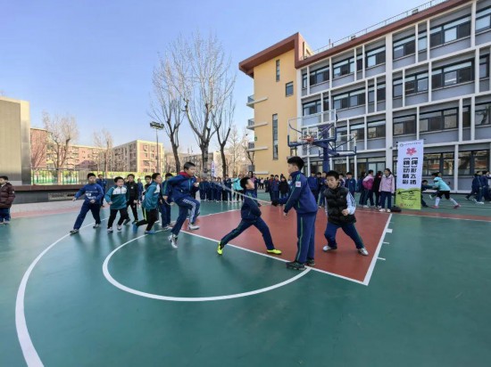北京師范大學(xué)實(shí)驗(yàn)小學(xué)開(kāi)展跳繩比賽。