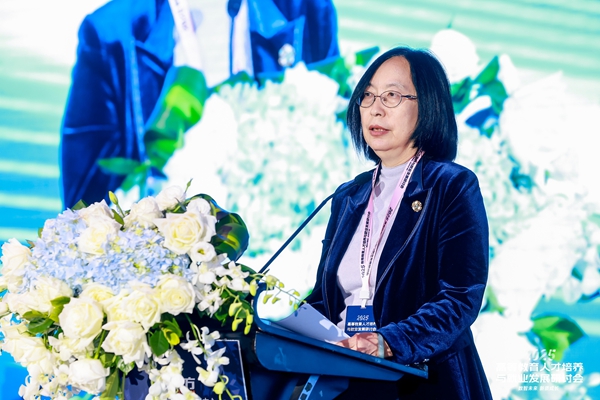 中國高等教育學會學術咨詢發(fā)展委員會委員、中國高等教育學會原副秘書長、《中國高教研究》主編王小梅。