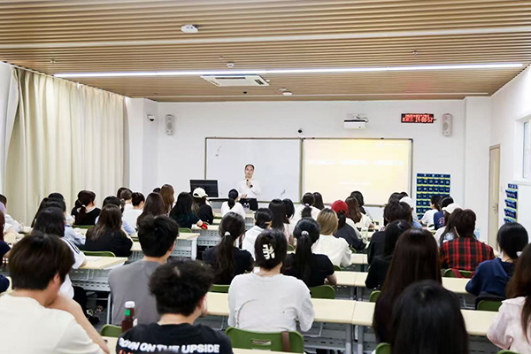 深圳職業(yè)技術(shù)大學(xué)黨委副書記、校長許建領(lǐng)為學(xué)生授課。學(xué)校供圖
