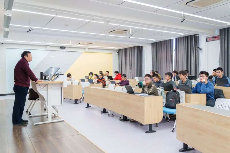 北航面向全校本科生開設(shè)《人工智能導(dǎo)論》通識必修課。校方供圖