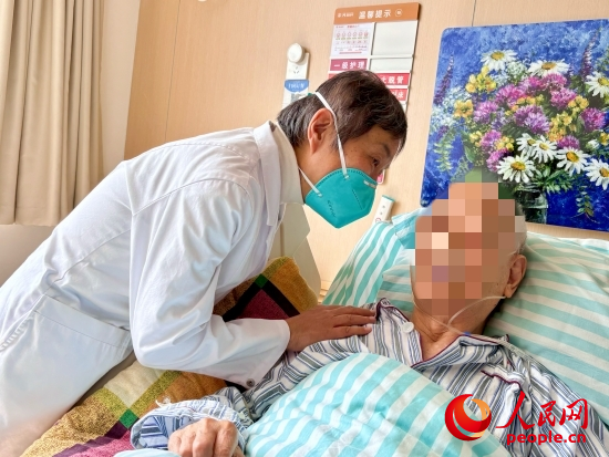 秦苑查房時詢問患者情況。人民網(wǎng) 陳葉欣攝