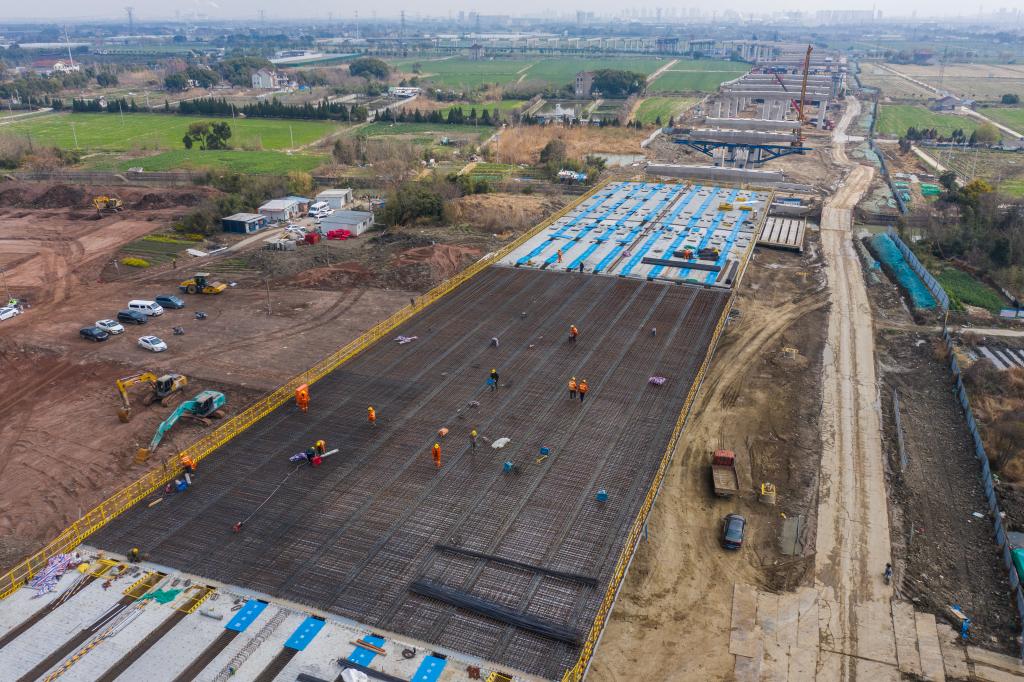 3月7日，在524國道秀洲王江涇至新塍公路工程TJ02標(biāo)段，作業(yè)人員正在進行60米鋼混組合梁現(xiàn)澆橋面板鋼筋焊接及綁扎作業(yè)（無人機照片）。新華社記者 徐昱 攝