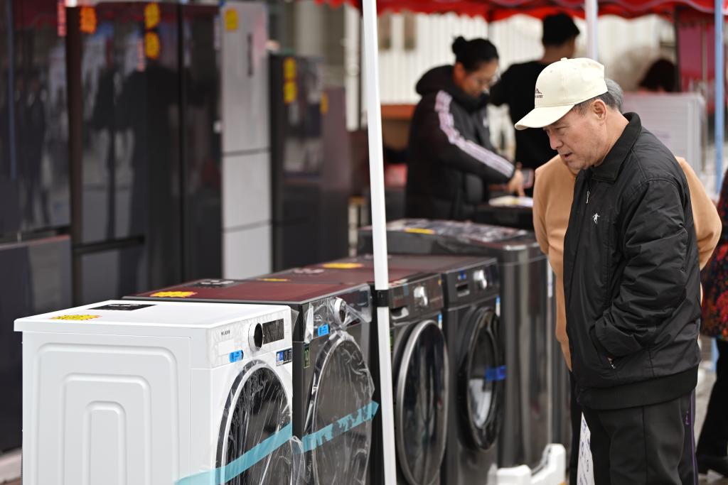 3月28日，天津市北辰區(qū)舉行2025年消費品以舊換新惠民服務(wù)活動，吸引眾多市民前來選購。新華社記者 李然 攝